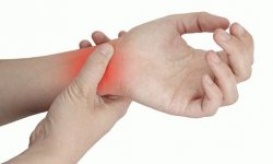 Перелом кисти руки со смещением костей и без: лечение и симптомы
