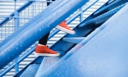 Боль в коленях при ходьбе по лестнице: почему болит коленный сустав при спуске и подъеме