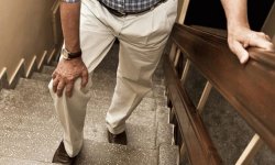 Почему болят колени: причины боли при приседании, ходьбе по лестнице